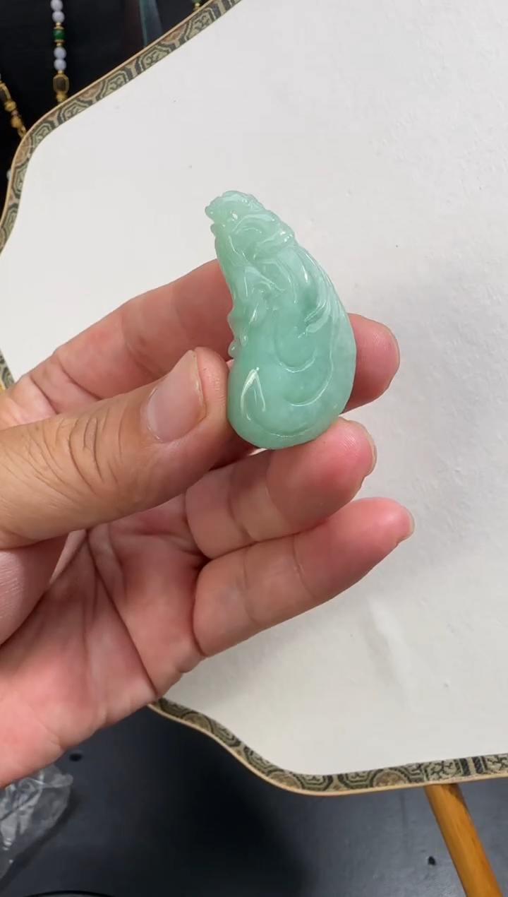 【闪购商品】翡翠未镶嵌颈饰拍照