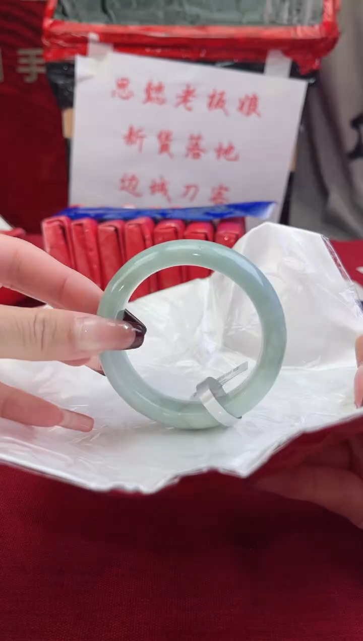 【闪购商品】翡翠手镯未镶嵌翡翠手镯(微瑕）