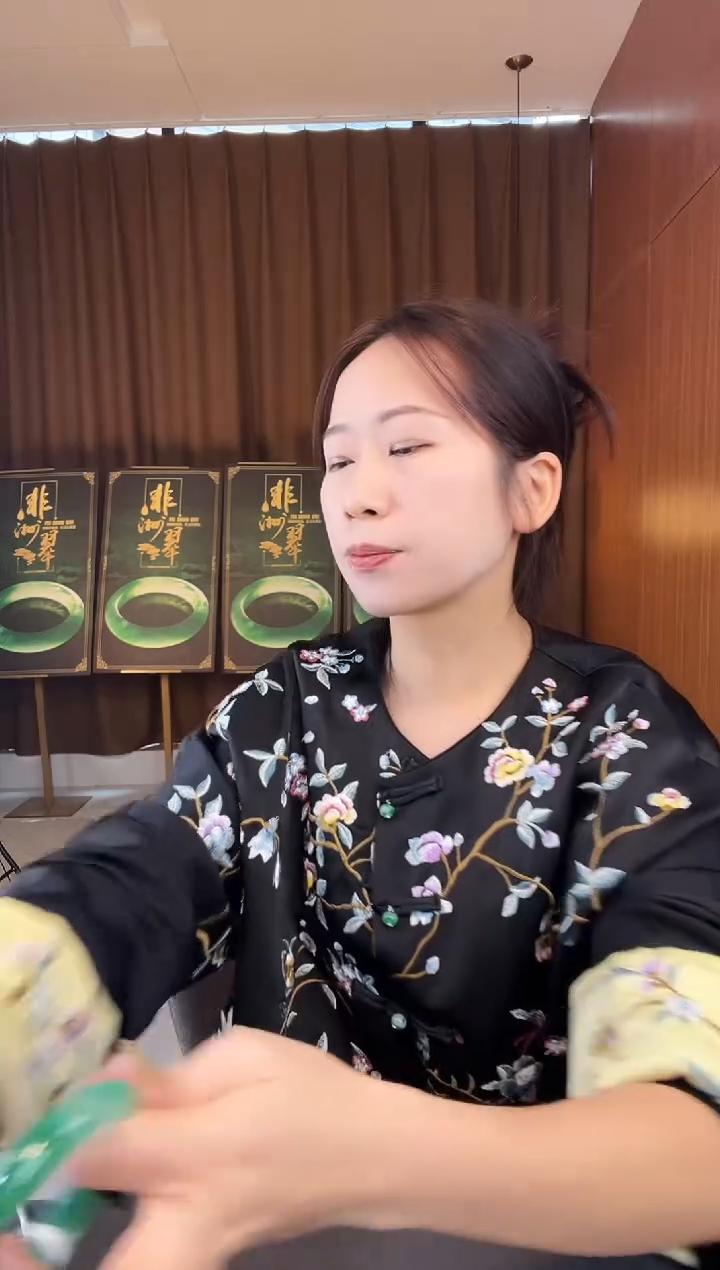 【闪购商品】石英质玉手镯未镶嵌非洲翠