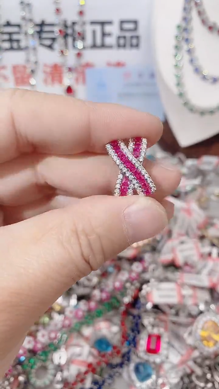 颈饰未镶嵌红宝石  