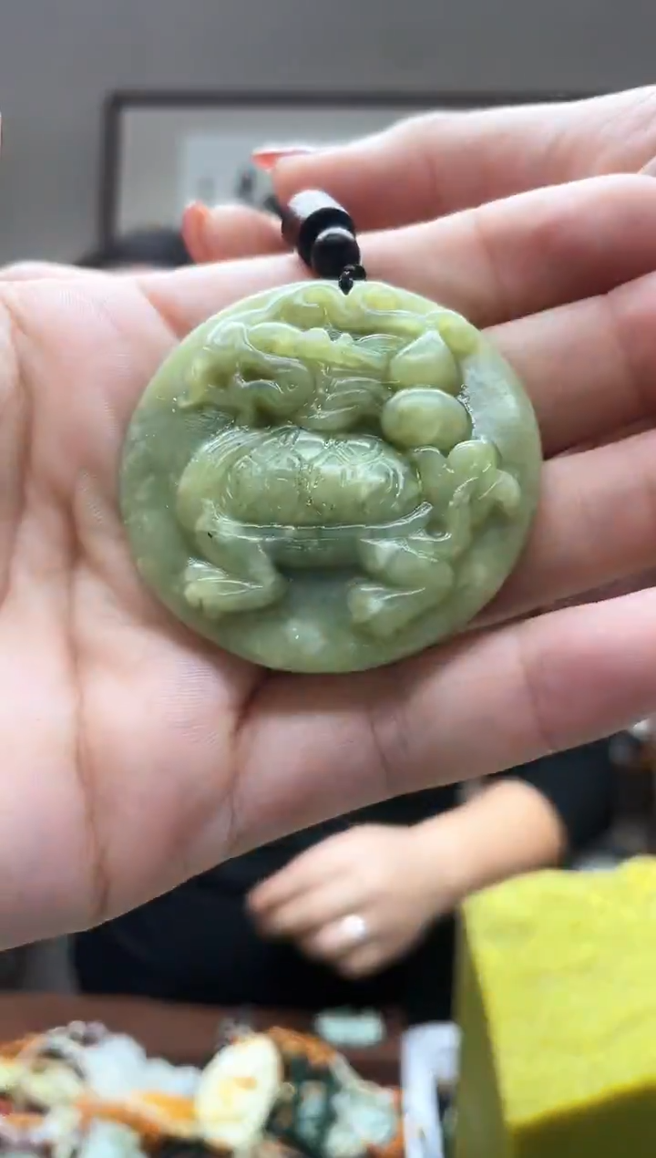 未镶嵌岫玉吊坠`