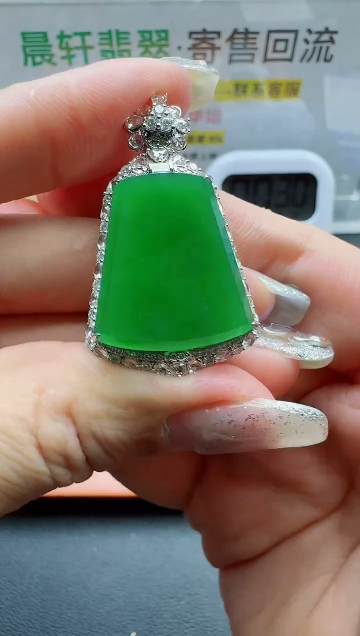 颈饰18K金镶嵌翡翠小**了寄售回流，24小时鉴赏期（分单总价550000