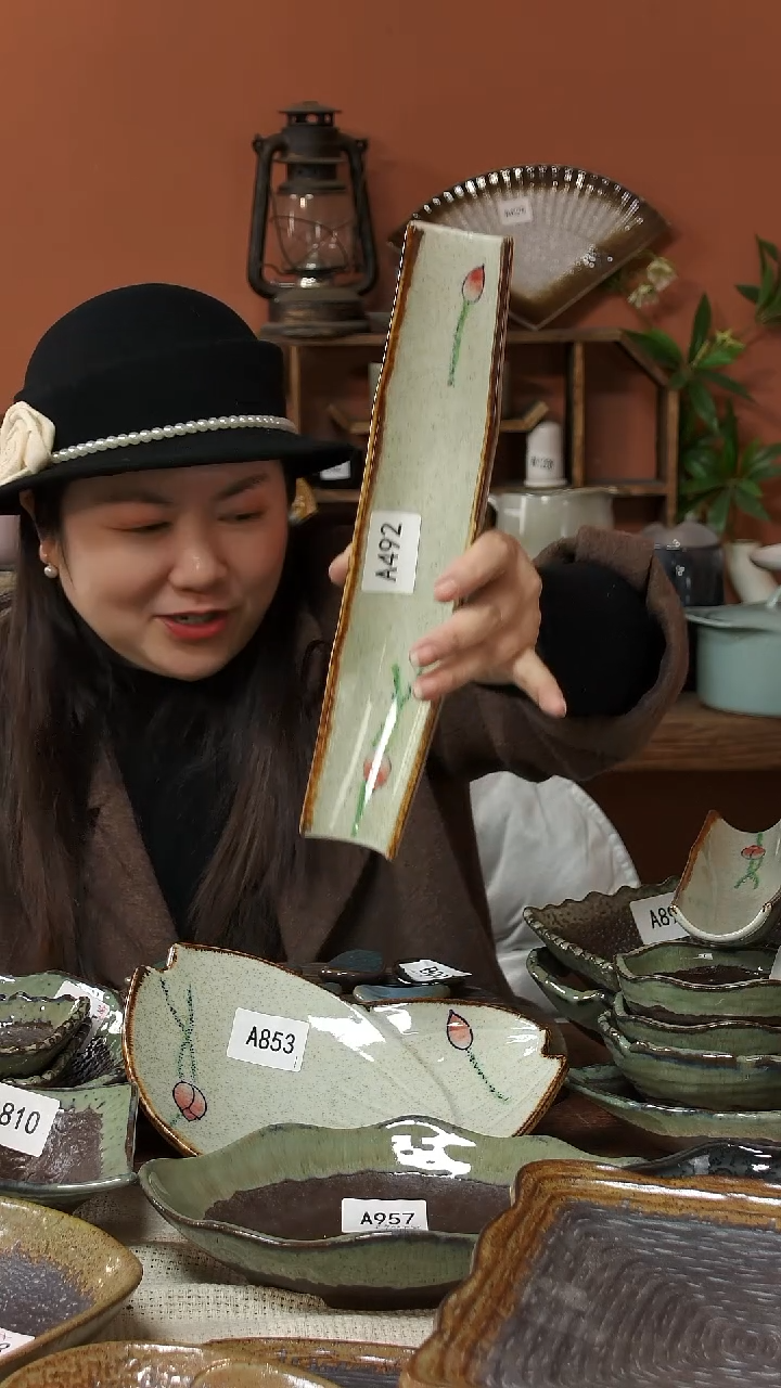 陶瓷A492 一只陶瓷荷花30.5CM长条凹盘可能微瑕