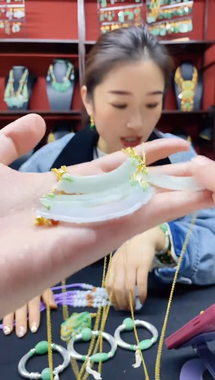 颈饰未镶嵌翡翠吊坠多样性发一