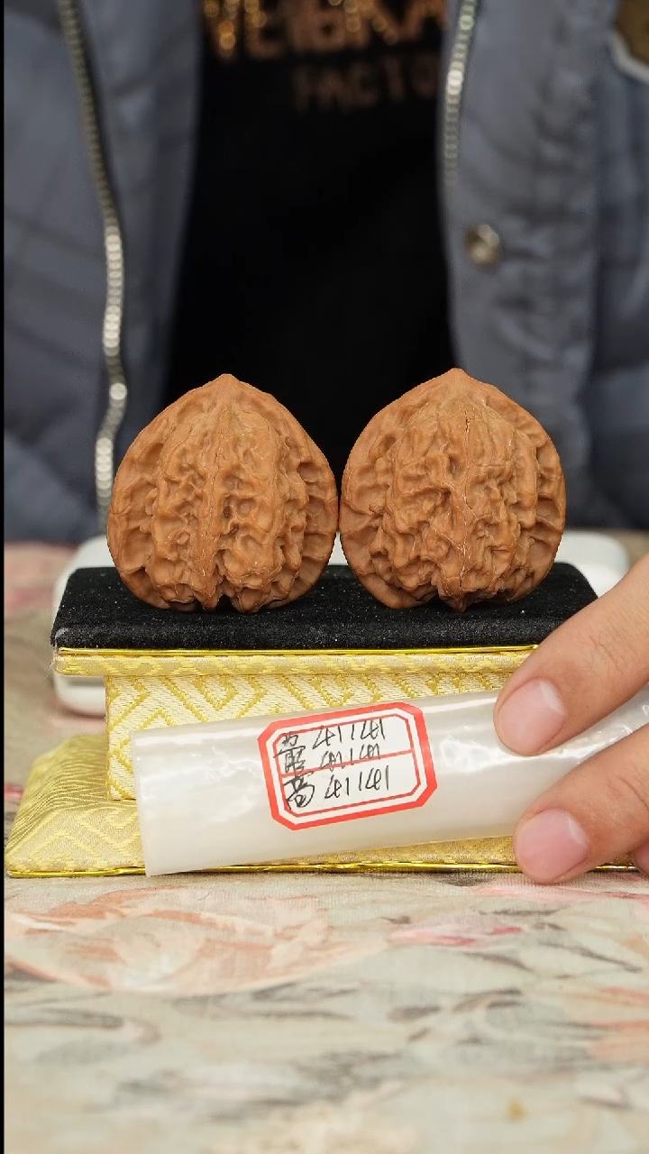 【闪购商品】文玩核桃把件梨木台