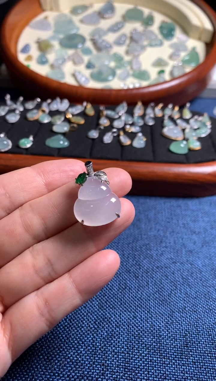 颈饰18K金镶嵌翡翠随**流葫芦