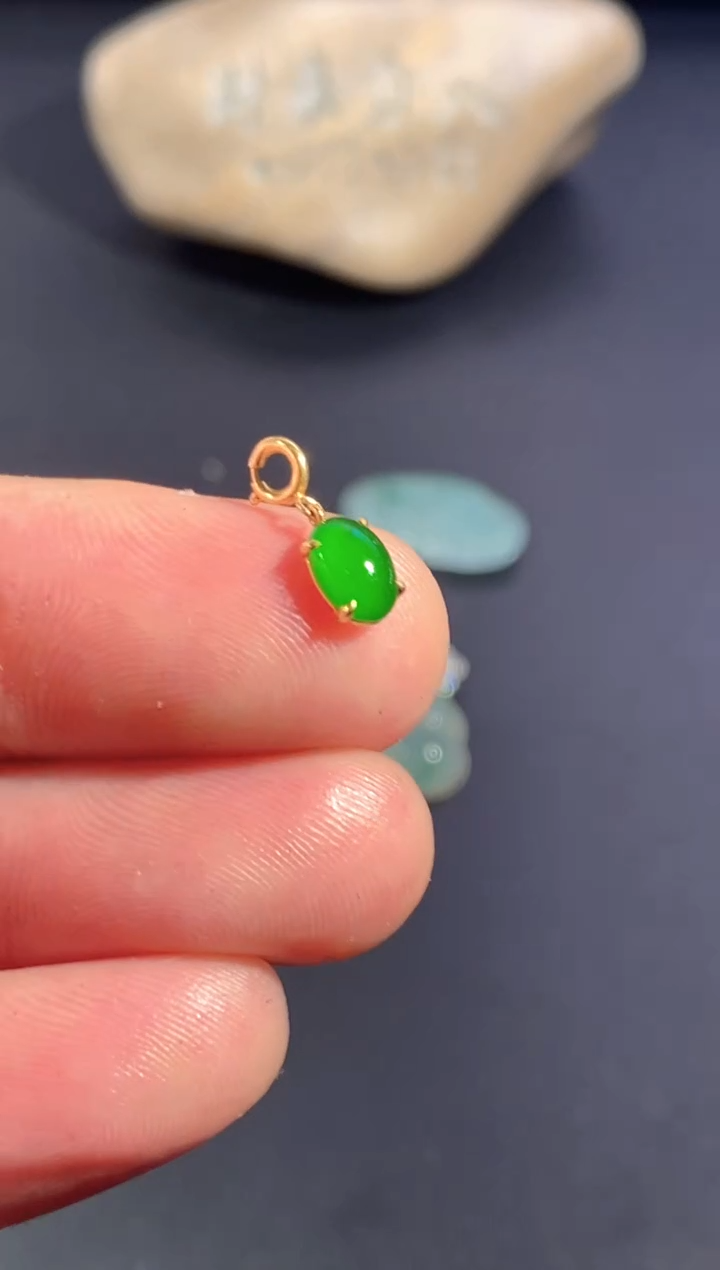 颈饰18K金镶嵌翡翠       