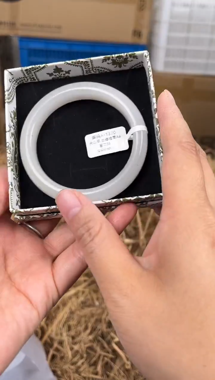 未镶嵌手镯石英质玉A1370