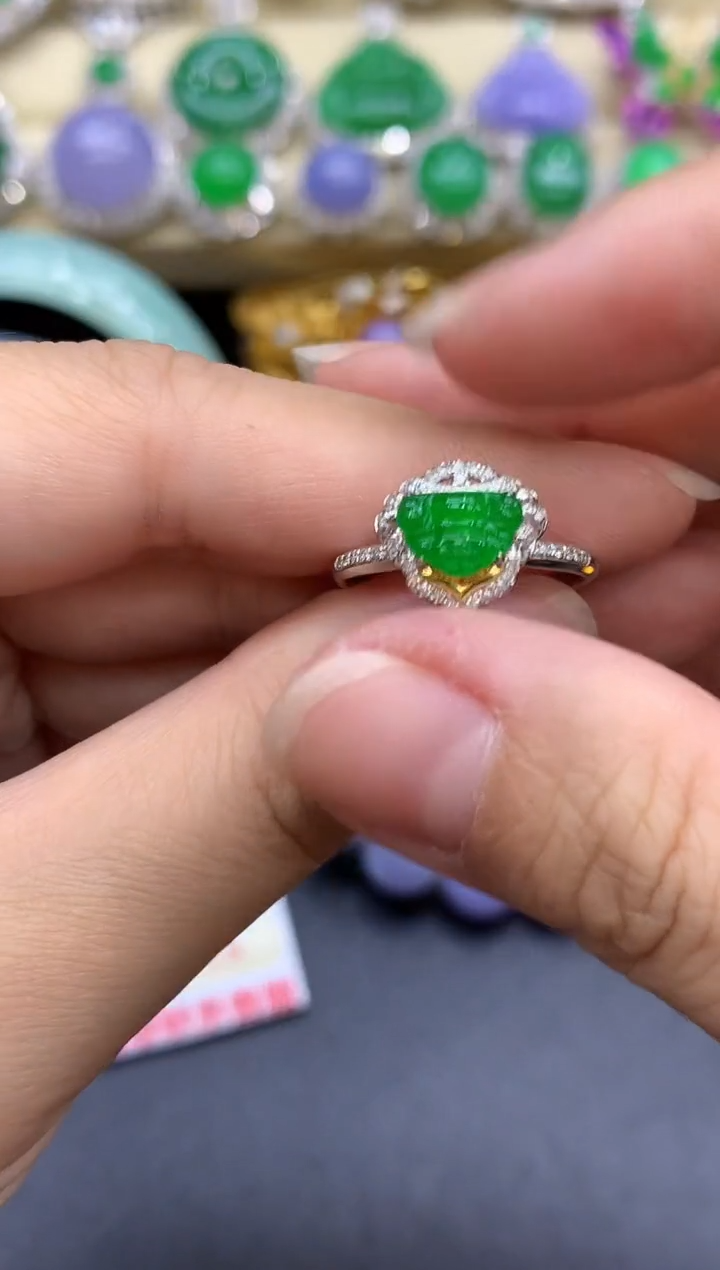 18K金镶嵌戒指翡翠420-中国好珍宝