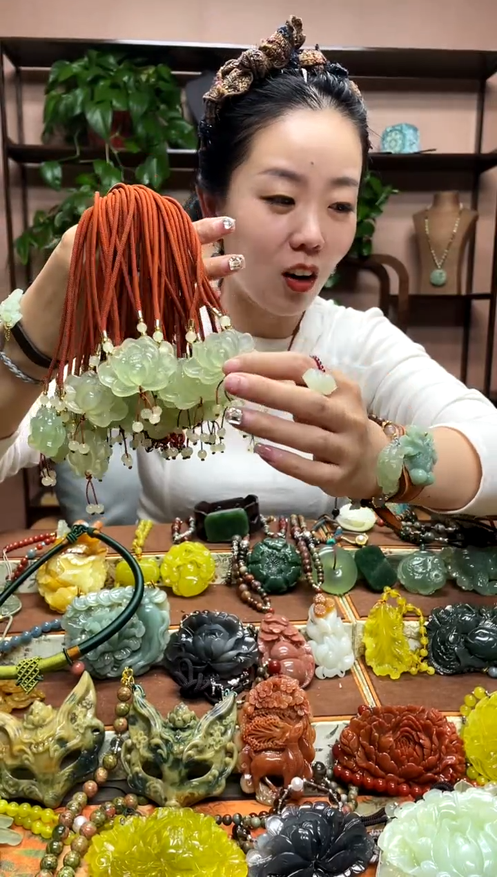 未镶嵌岫玉颈饰多样性发货发其中之一