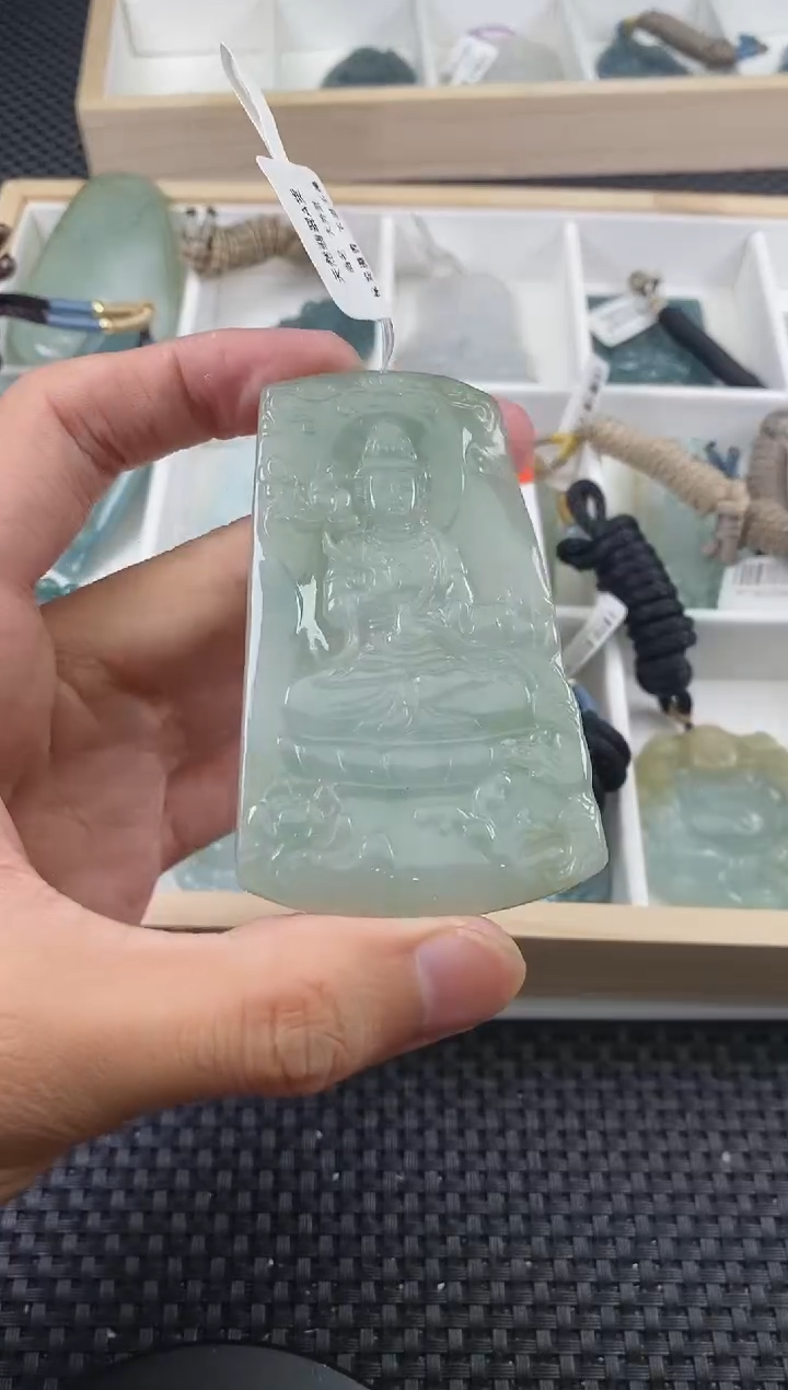 翡翠未镶嵌颈饰 