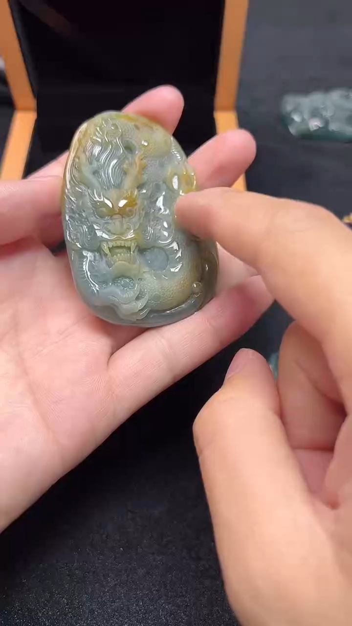 翡翠未镶嵌颈饰6833天然翡翠龙牌巧雕带绳多样性发一