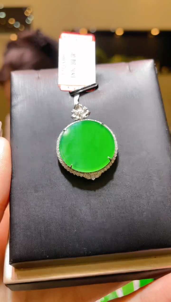 【闪购商品】翡翠吊坠(赠链)18K金镶嵌A81