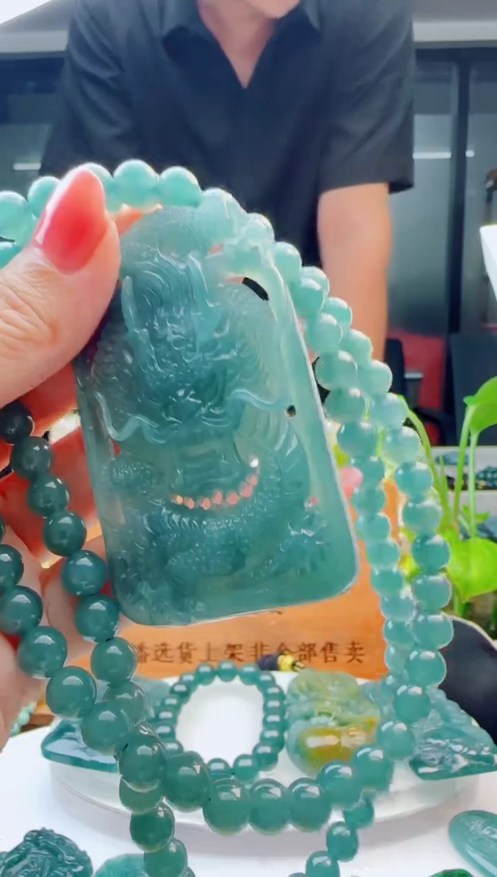 翡翠未镶嵌颈饰多样性发货其中一件