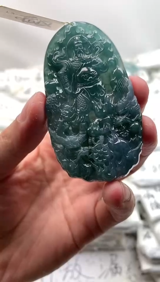 翡翠未镶嵌颈饰关公