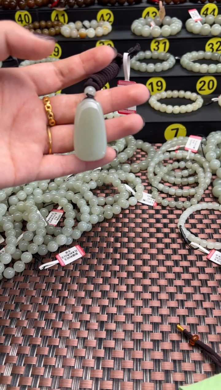 【闪购商品】和田玉吊坠(赠链)未镶嵌且末料青白玉无事牌