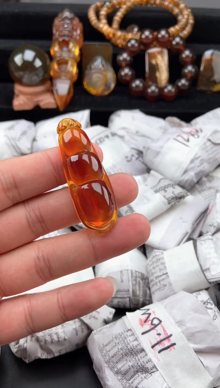 【闪购商品】琥珀颈饰未镶嵌棕血珀四季豆吊坠