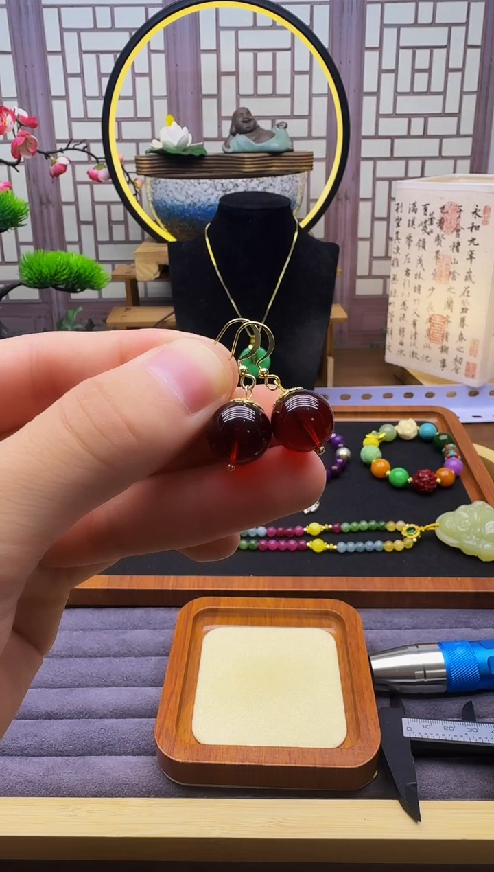14K金镶嵌血珀耳饰E329