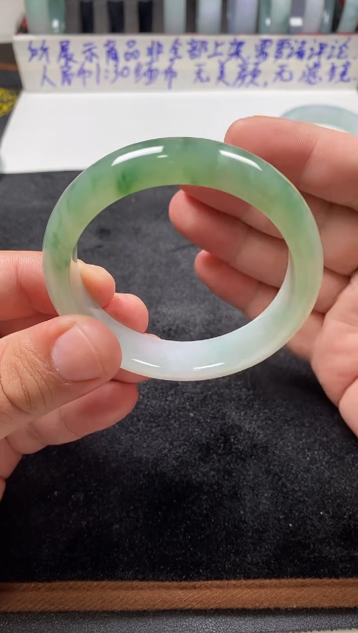 翡翠手镯未镶嵌手镯