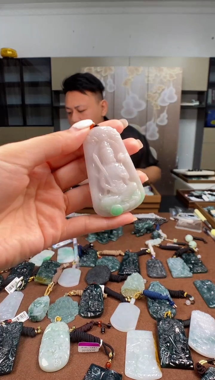颈饰未镶嵌翡翠  多样性发其一
