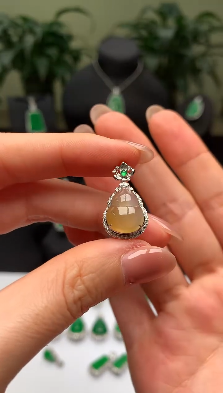 翡翠18K金镶嵌吊坠(不含链)葫芦