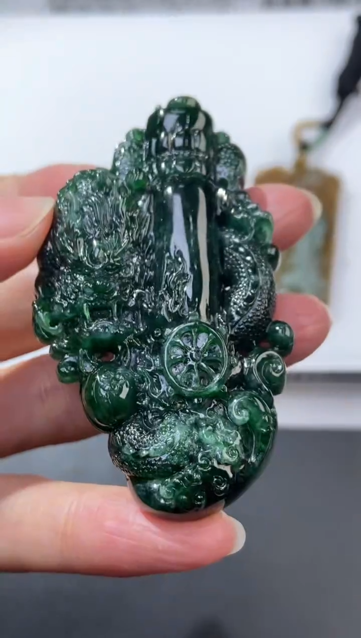 未镶嵌挂件翡翠373673     多人  