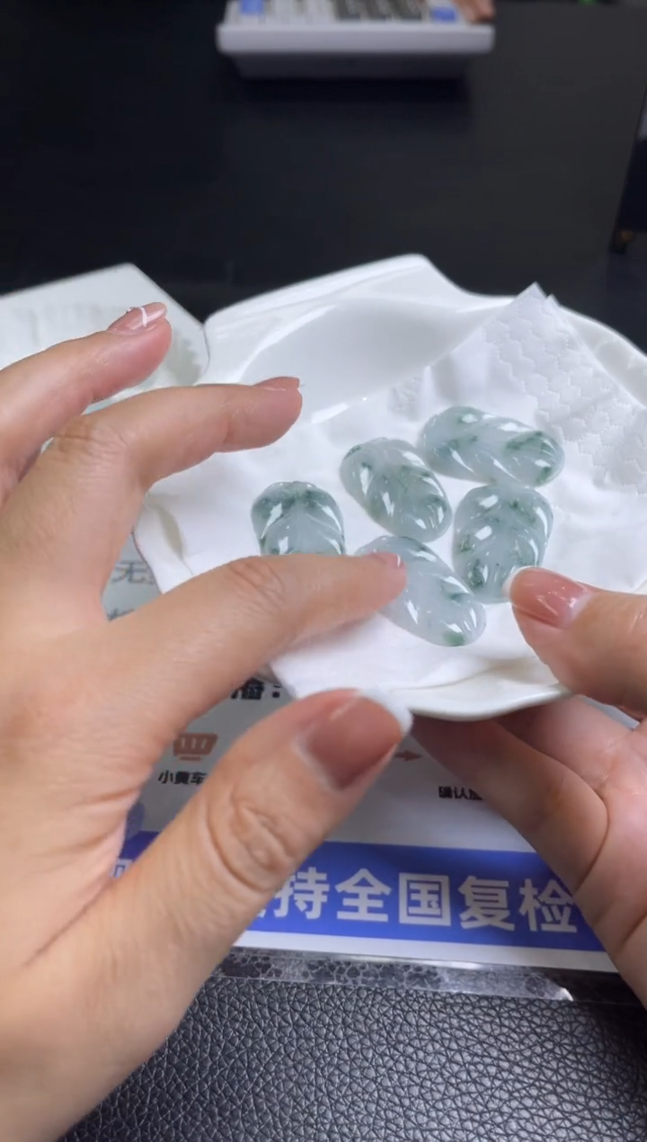 【闪购商品】翡翠颈饰未镶嵌叶子