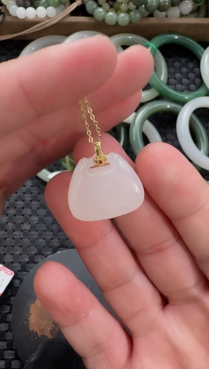 颈饰18K金镶嵌和田玉包包