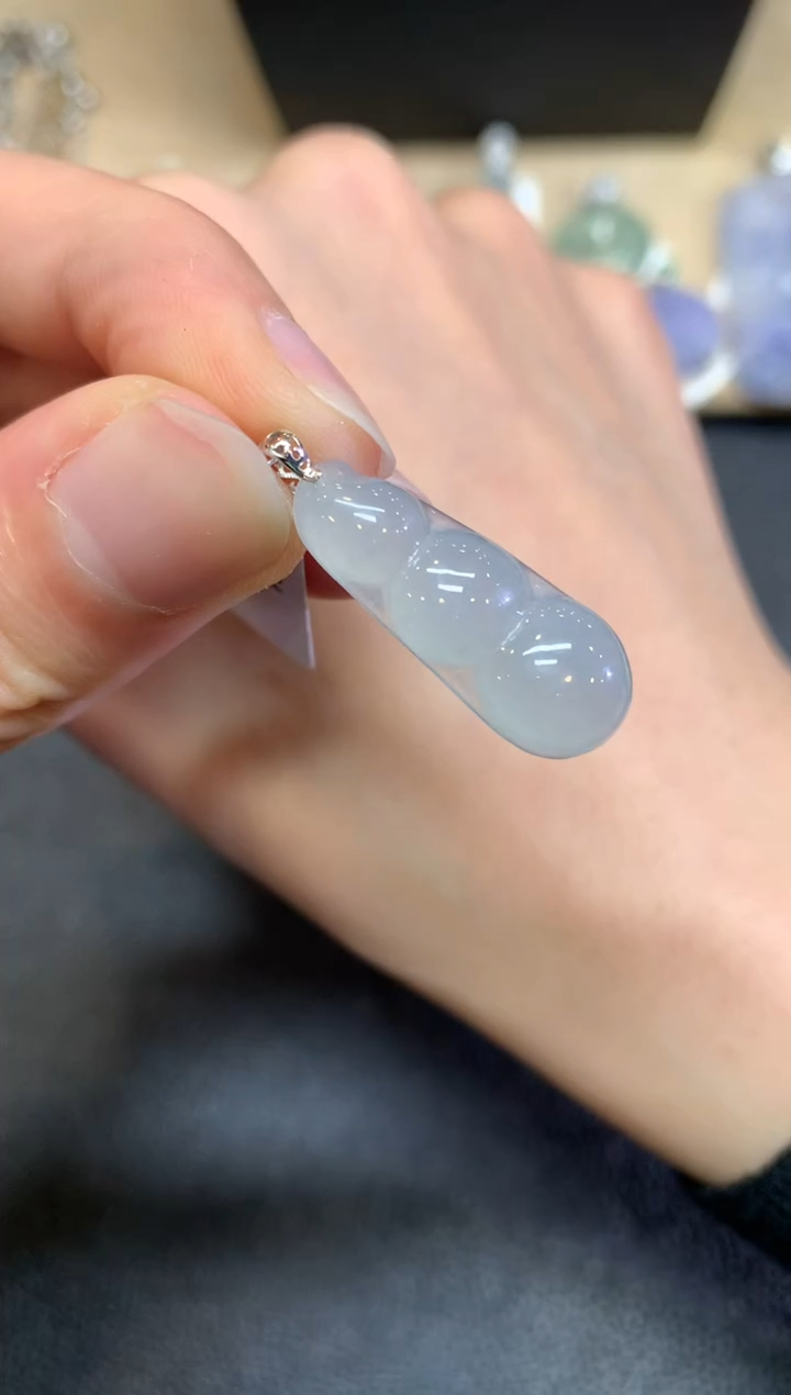 【闪购商品】翡翠颈饰18K金镶嵌福豆【无服务费】