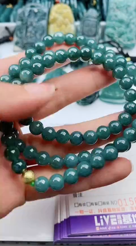 翡翠未镶嵌颈饰             