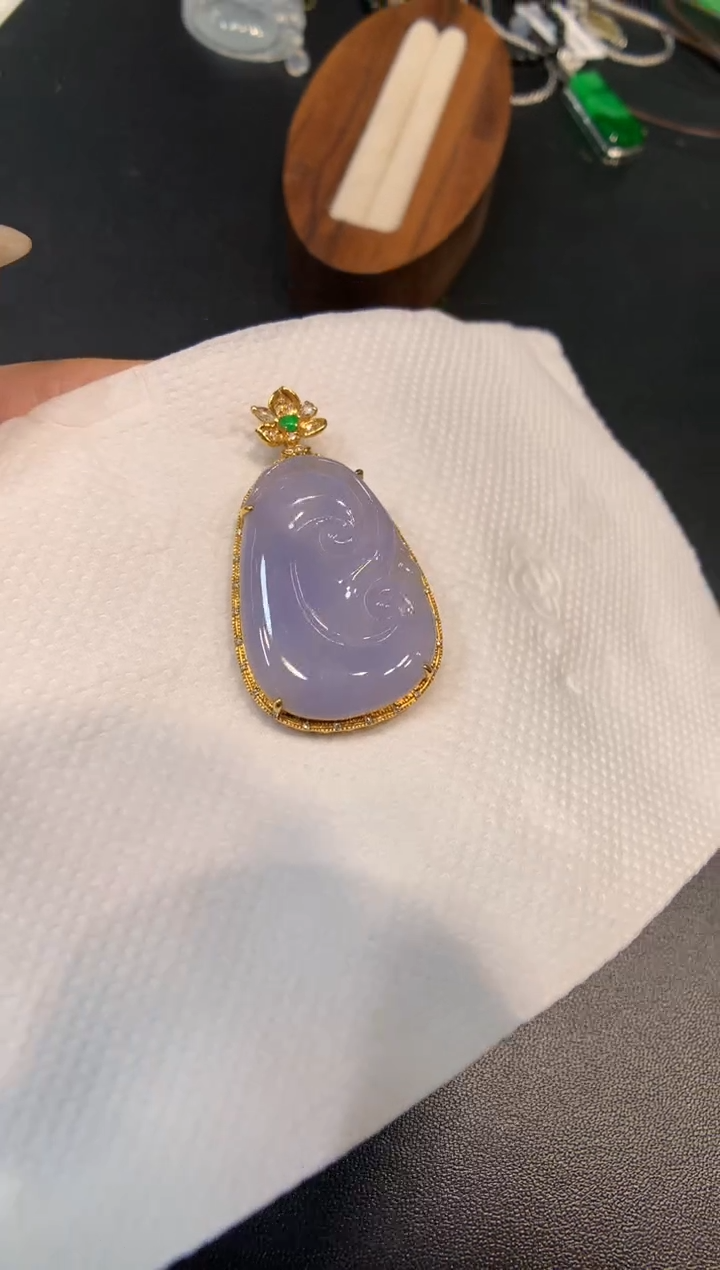 颈饰18K金镶嵌翡翠如意