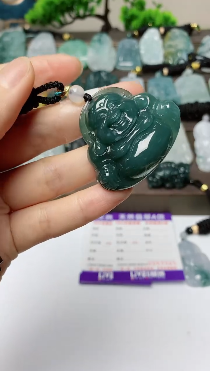 翡翠未镶嵌颈饰        