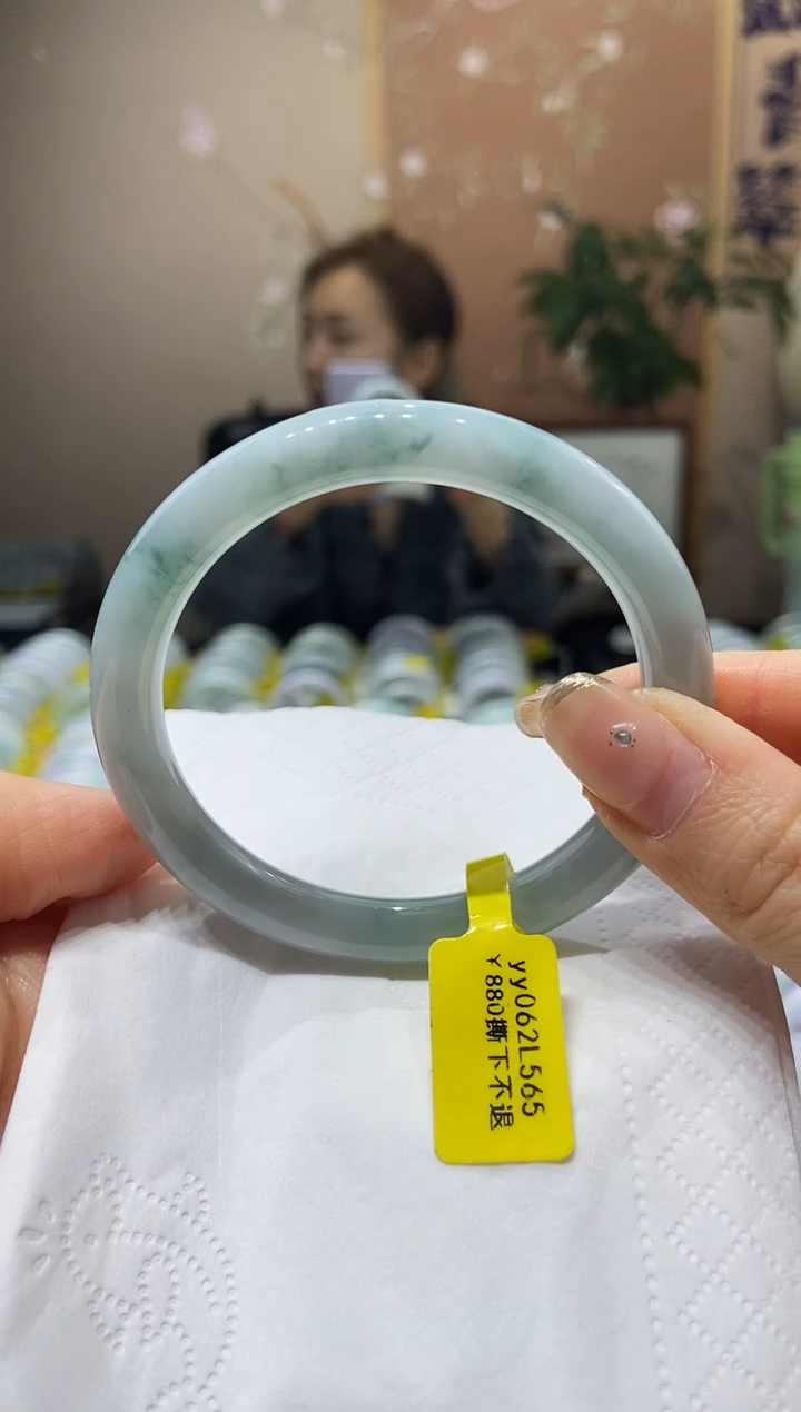 【闪购商品】翡翠手镯未镶嵌56圈口