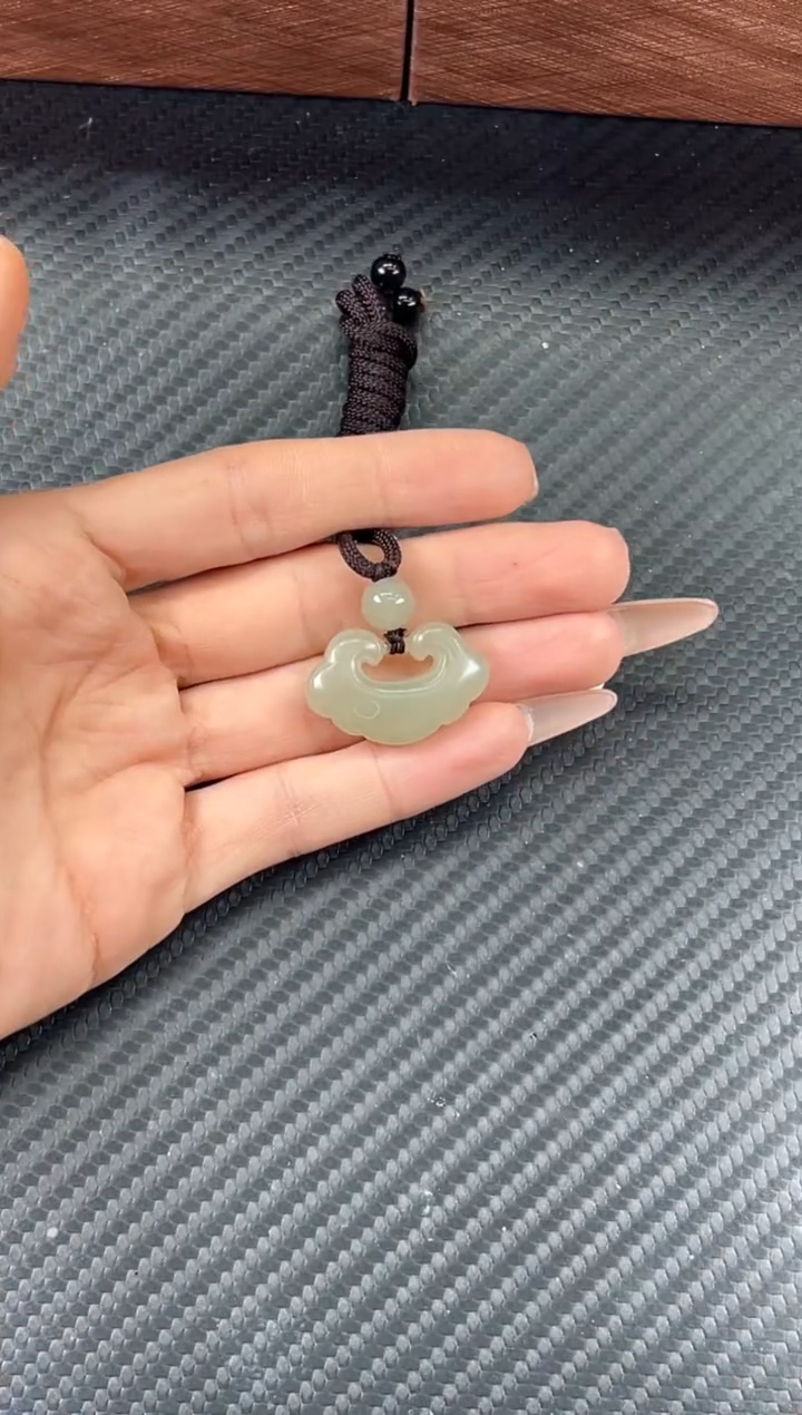 吊坠(赠链)未镶嵌和田玉且末近矿微色差吊坠