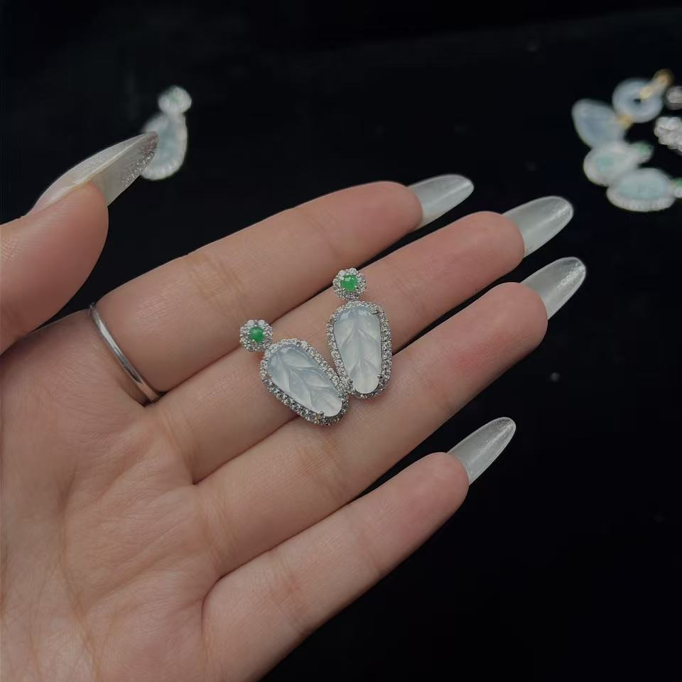 缅甸翡翠A货茅台白冰种小福叶吊坠