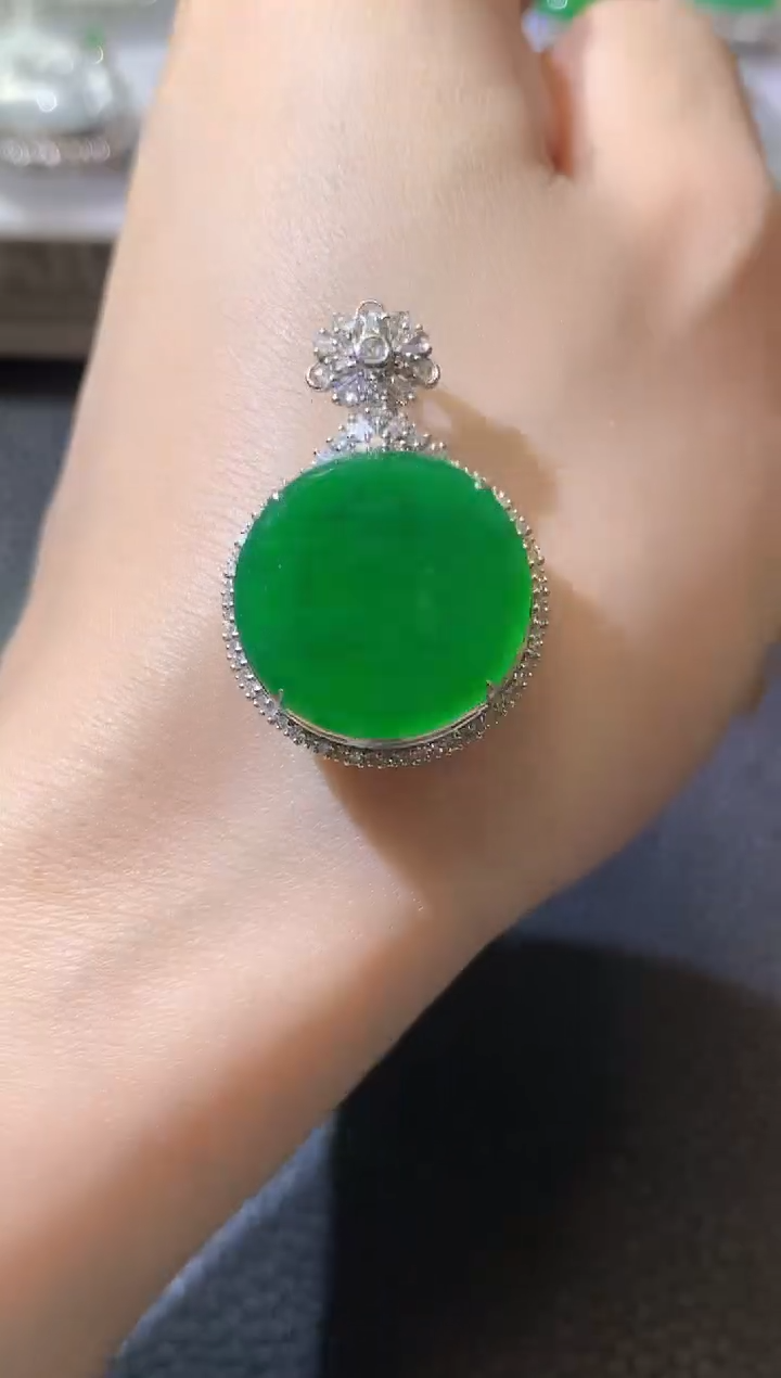 【闪购商品】翡翠吊坠(不含链)18K金镶嵌C22