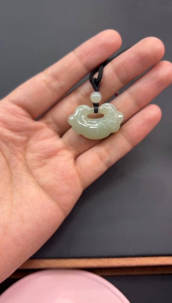 【闪购商品】和田玉吊坠(赠链)未镶嵌且末微色差近矿吊坠