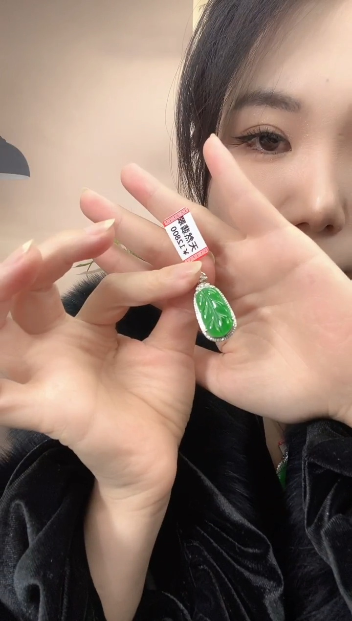 颈饰18K金镶嵌翡翠叶子