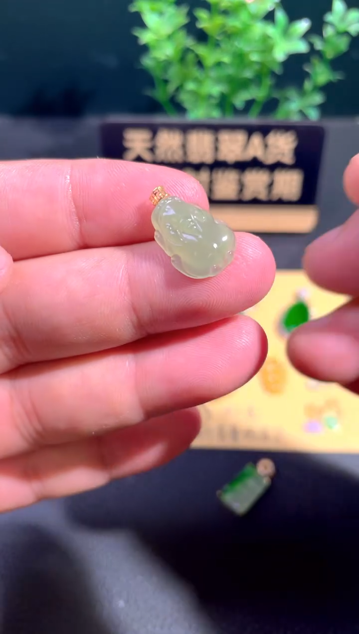 颈饰18K金镶嵌翡翠翡翠