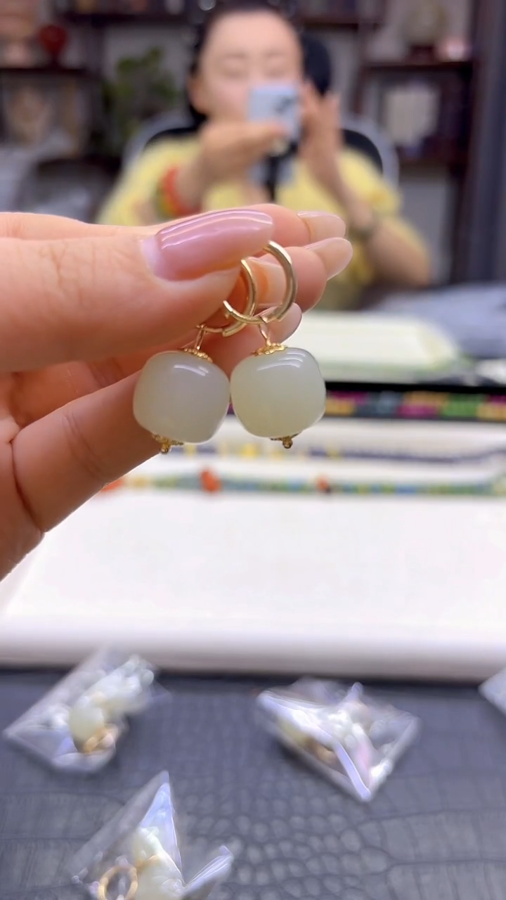 14K金镶嵌和田玉耳饰E408