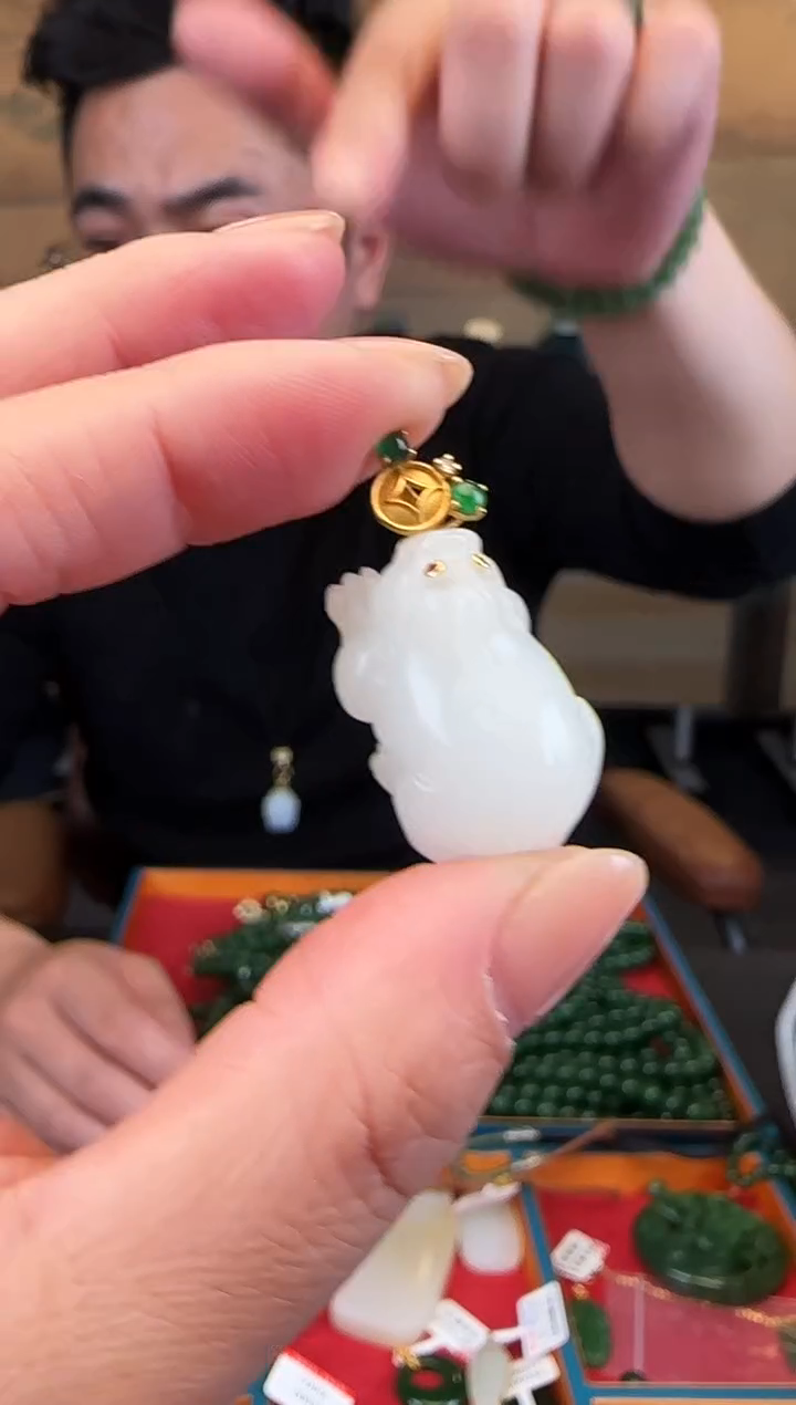 颈饰18K金镶嵌和田玉貔貅