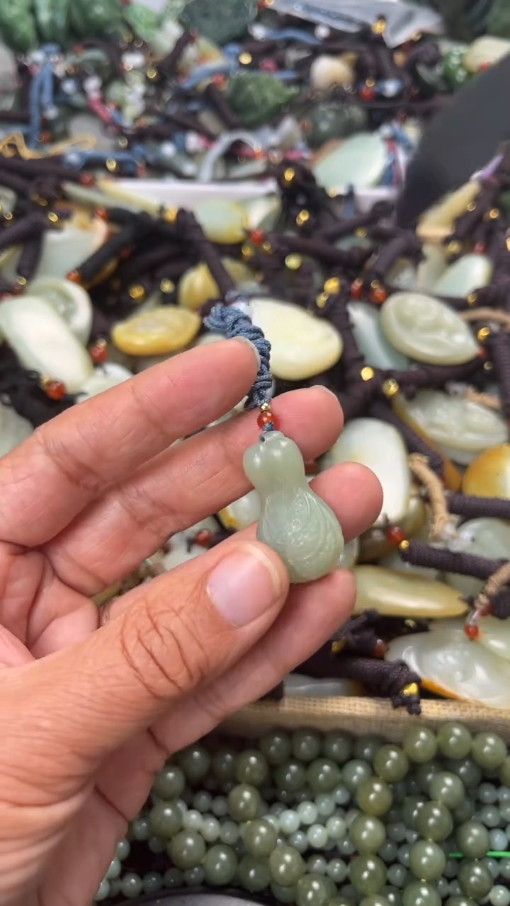 【闪购商品】和田玉颈饰未镶嵌多样性发货没有证书拍一发一有瑕.