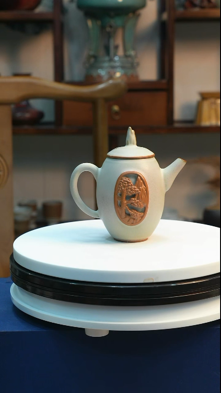 钧瓷哑光白釉迎客松茶壶