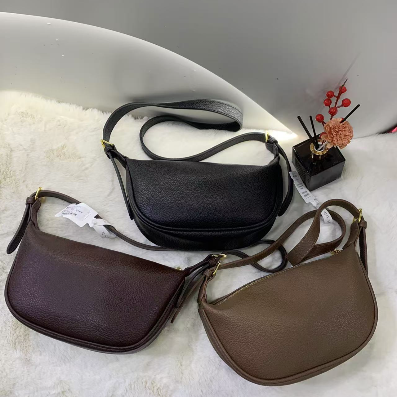 冬季新款百搭单肩斜挎包包轻奢时尚休闲女士黑色真皮肩包斜跨包