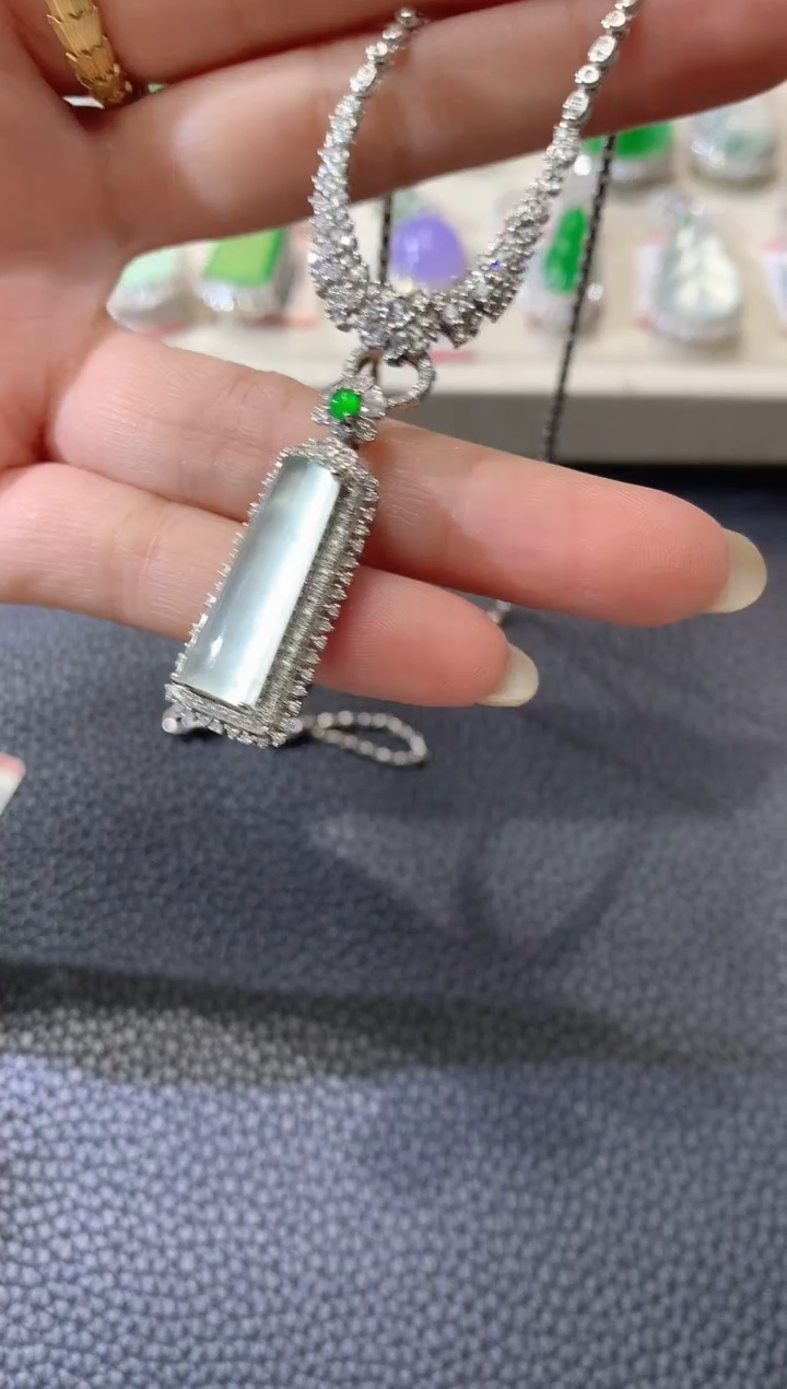 【闪购商品】翡翠吊坠(不含链)18K金镶嵌A85