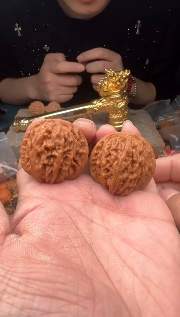 【闪购商品】文玩核桃把件40以上尺寸打好底四座楼随机一对