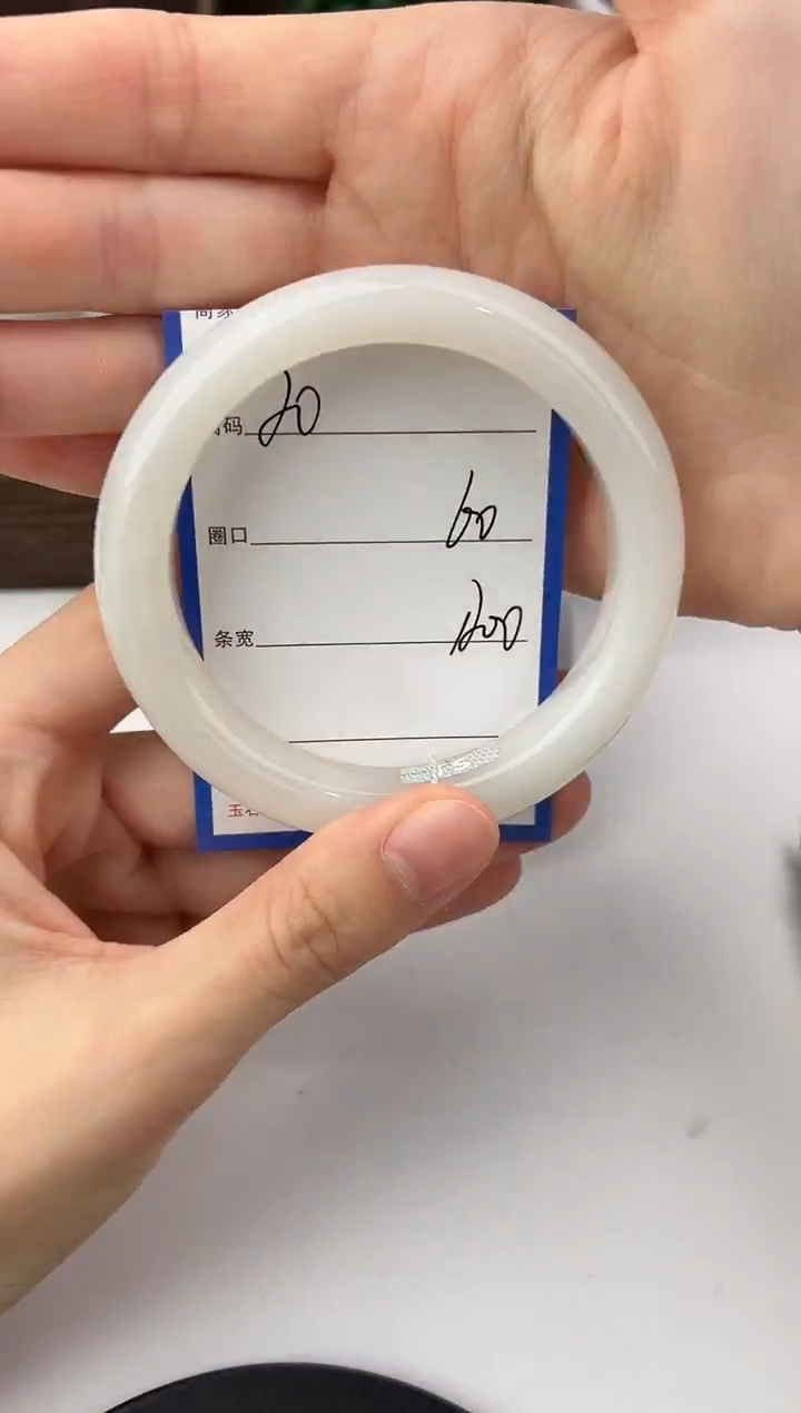 未镶嵌手镯和田玉20颜色微差无瑕疵