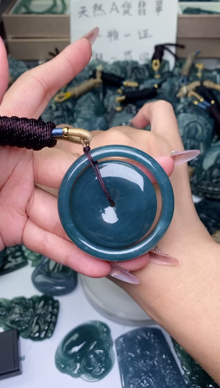 颈饰未镶嵌翡翠          