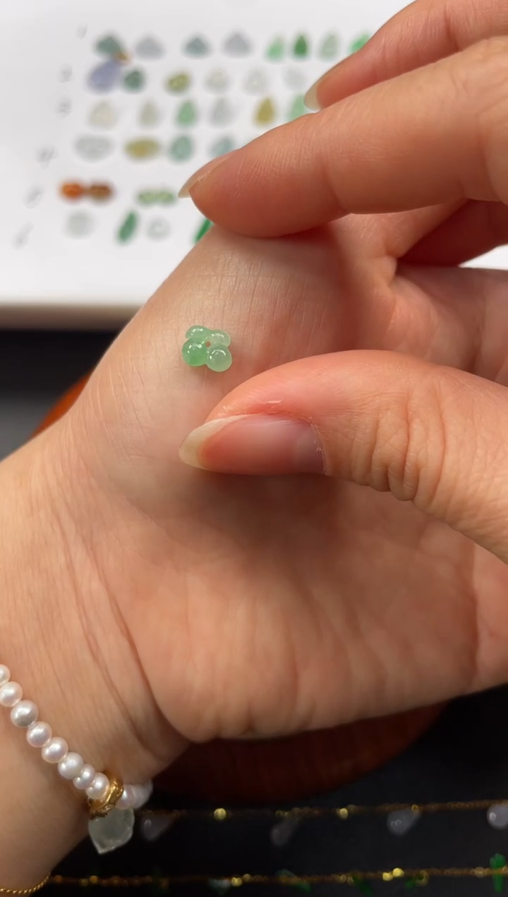 吊坠(不含链)18K金镶嵌翡翠一个JK158