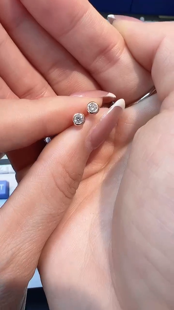 【闪购商品】20分耳钉18K金镶嵌钻石多样性发一